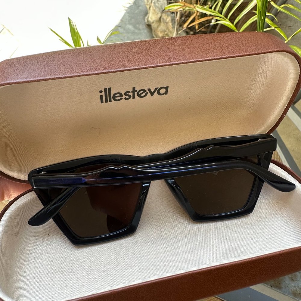 Illesteva Lisbon Sunglasses, Navy Frames